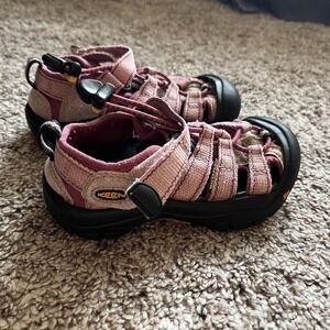Keens Newport Sandals Girls Size 11 Pink Waterproof
